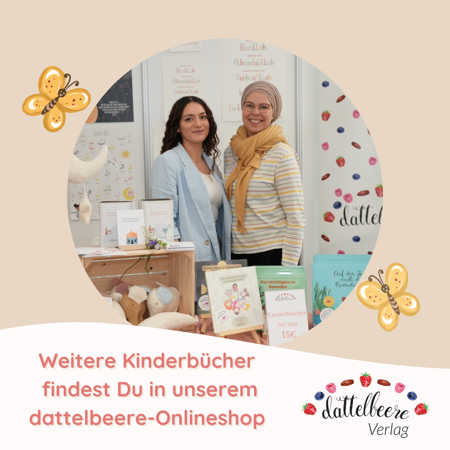 Die dattelbeere Gründerinnen am Stand des dattelbeere Verlags mit muslimischen Kinderbüchern wie „Das Wichtigste im Ramadan“ – Hinweis auf weitere Bücher im dattelbeere-Onlineshop.