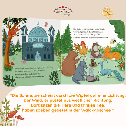 Aufgeschlagenes Kinderbuch „Das Wichtigste im Ramadan“ mit Wald-Moschee und Tieren, die gemeinsam beten und Tee trinken.