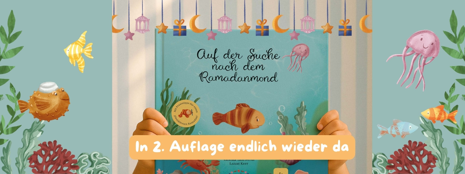 Kinderhände halten das Ramadan Kinderbuch Auf der Suche nach dem Ramdanmond
